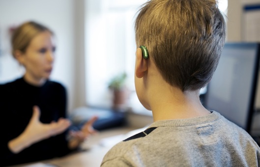 Barn med høreapparat på klinik Barn med høreapparat på klinik